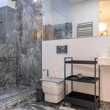 아파트 Castelo Design Aparment W/ Balcony & Super View By Lovelystay 리스본