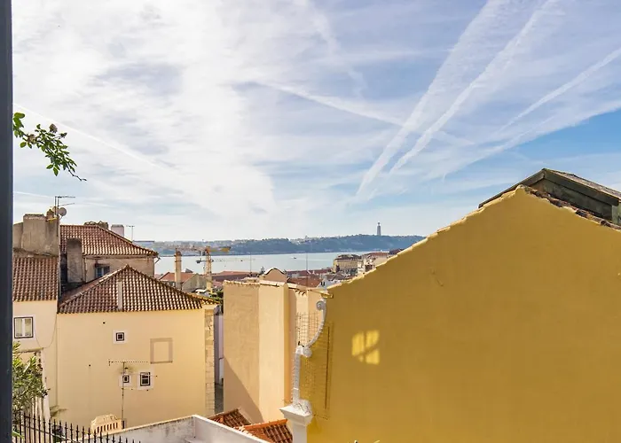 Castelo Design Aparment W/ Balcony & Super View By Lovelystay *